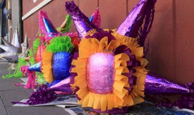 Alumnos de escuela antorchista de Chetumal se preparan para concurso de piñatas