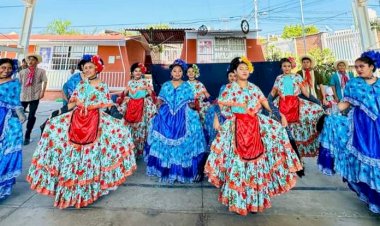 Preparatoria ELIS destaca en festejo navideño el valor de la educación