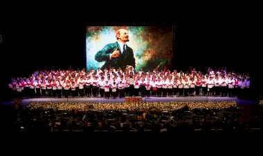 Coro monumental para Lenin conmueve al Auditorio Metropolitano