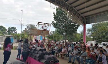 DIF Estatal y Antorcha hacen entrega de cobertores en colonia popular de Chetumal