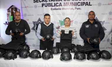 Policías municipales de Cañada Morelos reciben uniformes de parte de la edil