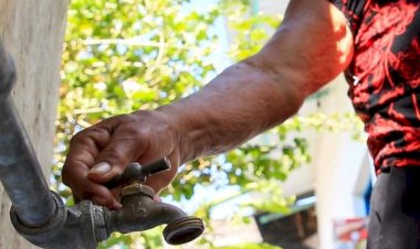 Mujer tzeltal camina para encontrar agua para sus hijos