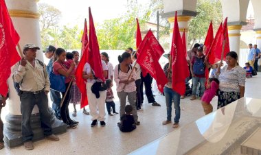 Colonos antorchistas se manifiestan de nuevo en Ayuntamiento de Tlapa