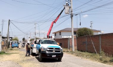 Nuevas electrificaciones benefician a 236 familias poblanas