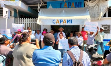 Protestan ante la CAPAMI habitantes de Iguala