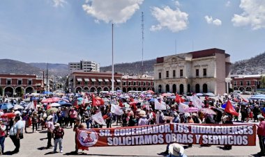 Con marcha-plantón, miles de hidalguenses denuncian que el gobierno estatal no resuelve demandas de obras y servicios