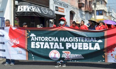 Marchan profesores en el Día del Trabajo