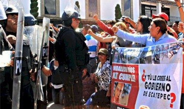 “Hace ocho años mandó a golpearnos y ahora viene a sonreírnos”: habitantes de Ecatepec