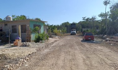 Continúan trabajos de arreglo de calles en la colonia Esperanza Antorchista de Chetumal