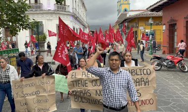 Policías amedrentan a coatepecanos durante manifestación