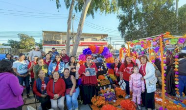 Rescatan tradiciones mexicanas en la frontera con ofrendas